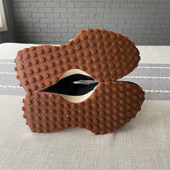 New Balance 327 Women’s Sneakers Black Size 9 Athletic - Picture 6 of 7